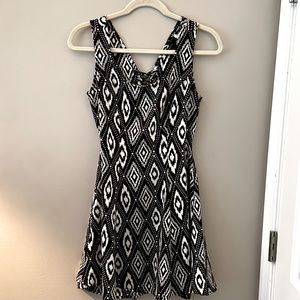 FOREVER 21 - Black & White Flowy Corset Dress